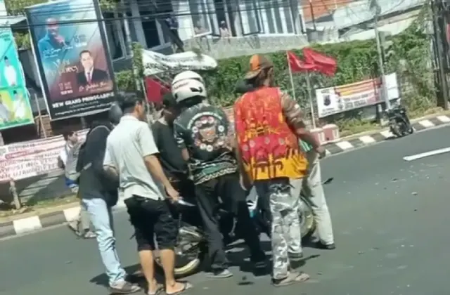 Kecelakaan Ambulans vs Motor di Peterongan, Pengendara Motor Tergeletak setelah Tertabrak