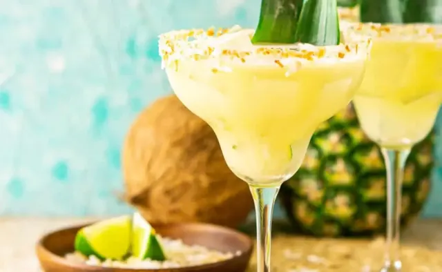 8 Manfaat Minum Campuran Air Kelapa Muda dan Nanas, Baik untuk Kesehatan Tubuh