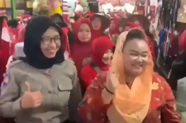 Prita Wardani Cosplay Jadi Mbak Ita Walkot Semarang saat Karnaval Pasar Johar, Jambulnya Khas Banget