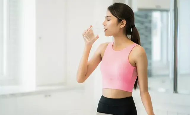 5 Efek Buruk Kebiasaan Minum sambil Berdiri, Tak Baik untuk Kesehatan