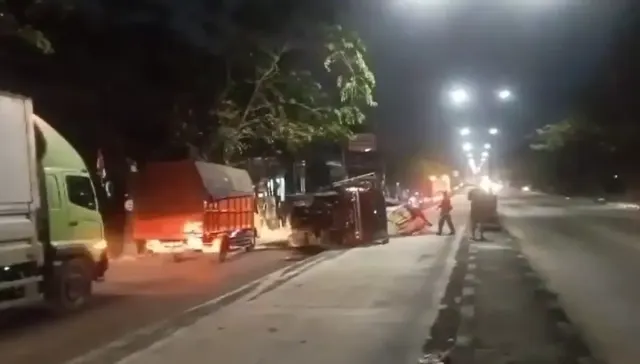 Truk Muatan Terguling di Depan Pom Bensin KTI Ngaliyan, Waspada Macet Panjang ke Arah Mangkang