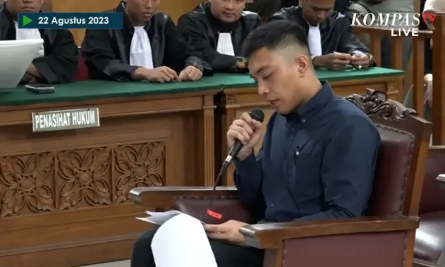 Mario Dandy Sesenggukan Baca Pledoi, Ungkap Gegara Ulahnya Rafael Alun Dipenjara