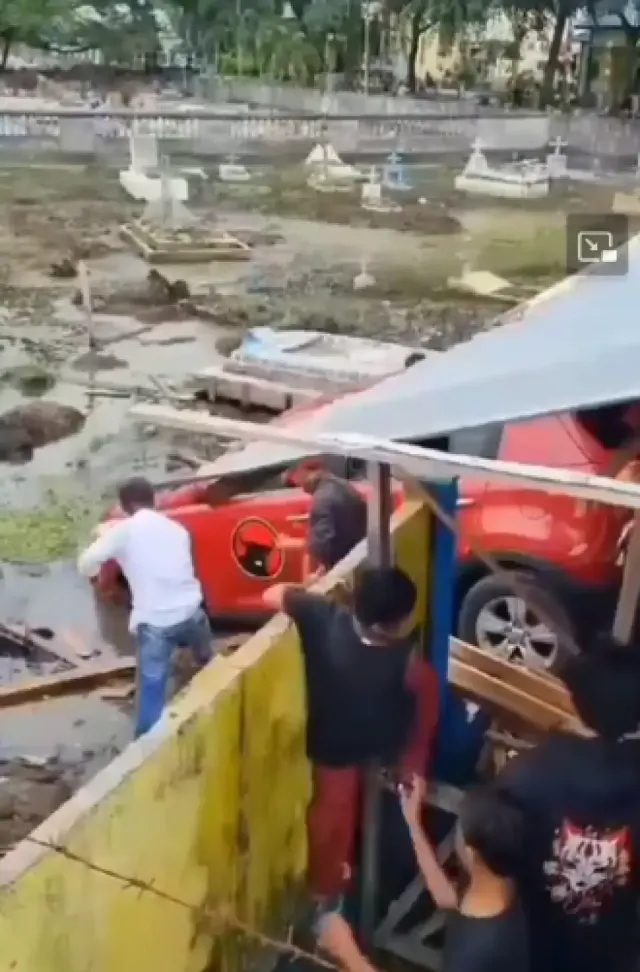 Viral Video Mobil PDIP Tabrak Tembok Kuburan, Begini Kronologi Kejadiannya
