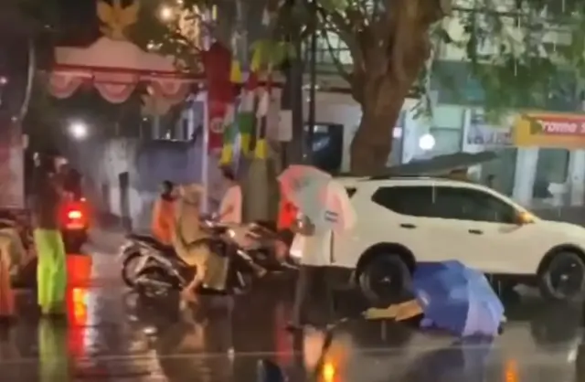 Adu Banteng Maut di Jalan Sriwijaya Candisari: Pemotor Tewas seusai Tabrak Mobil saat Hujan Deras