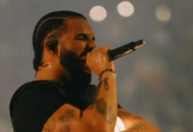 Viral Aksi Drake Beri Tas Hermes ke Penggemar Saat Konser, Ternyata Segini Harganya