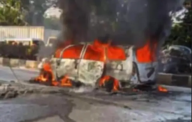 Mobil Innova Terbakar Dekat Terminal Mangkang, Bodi Mobil Habis Dilalap Api