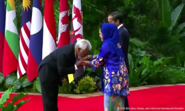 Momen PM Timor Leste Xanana Gusmao Cium Tangan Iriana Jokowi Saat Baru Tiba di Lokasi KTT ASEAN 2023 Mencuri Perhatian