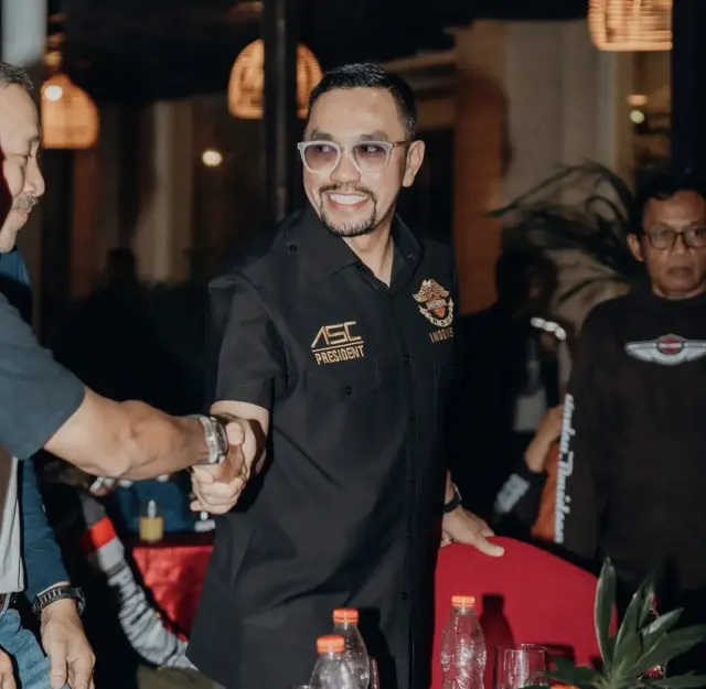 VIRAL Emak-emak Maki Rocky Gerung Usai Diperiksa, Ahmad Sahroni Pertanyakan Penjagaan Mabes Polri