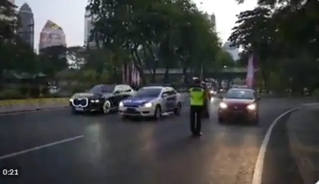 Momen Mobil Polisi Dimaki Petugas Lain saat Terobos Rombongan KTT ASEAN