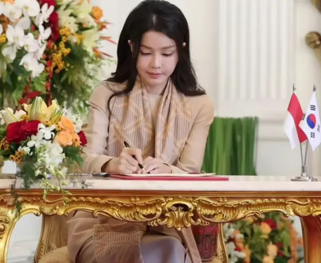 Kelewat Cantik, Ibu Negara Korea Selatan Lagi-lagi Bikin Publik Gagal Fokus saat Hadiri ke Istana Merdeka