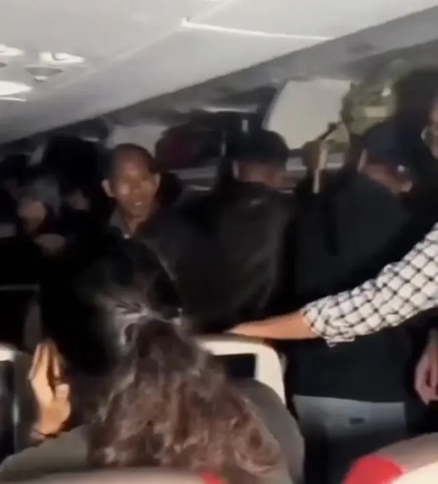 VIRAL! Video Penumpang Ngamuk Ke Pramugara Batik Air Hingga Nekat Buka Emergency Exit