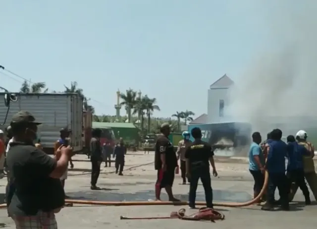 Kebakaran di Pabrik Kopi Luwak White Koffie Semarang, Api Membakar Truk Trailer