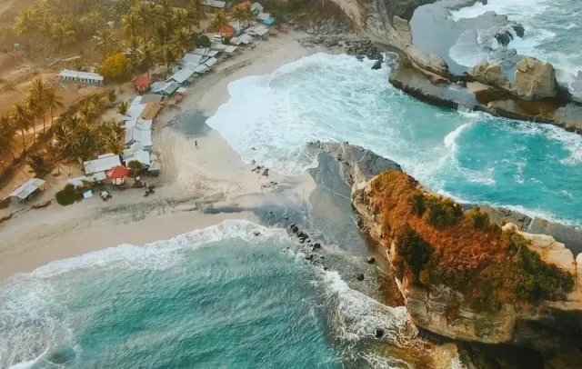 Menikmati Keindahan Pantai Klayar di Pacitan, Pesona Pasir Putih dan Tebing Batu Karang Tidak Terlupakan