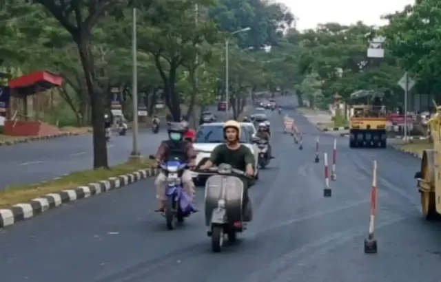 Hati-hati Melintasi Jalan Silayur, Macet Gara-gara Pohon Tumbang