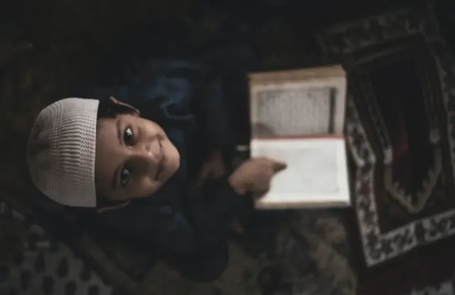 Hukum Salat Sambil Menggendong Anak, Ketahui Syaratnya Agar Tidak Batal
