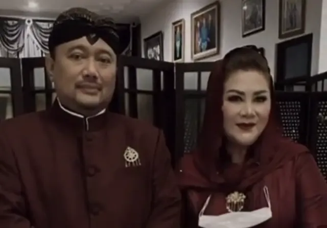 Romantisme Mbak Ita dan Suami di Anniversary ke-30 Pernikahan, Banjir Doa