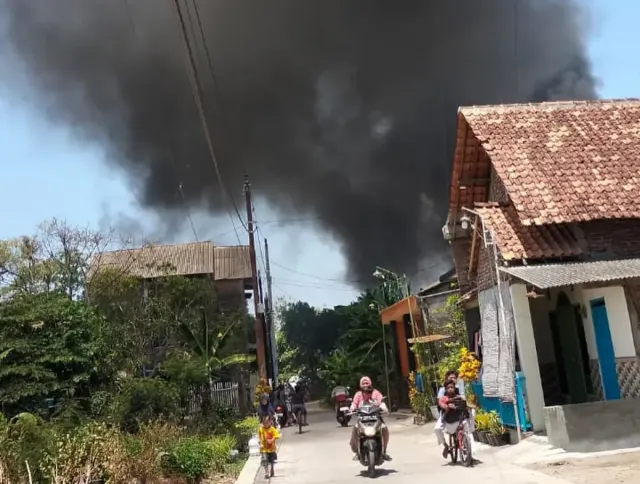 Gudang Rongsok di Karangroto Genuk Terbakar, Lokasi Dekat Permukiman Warga