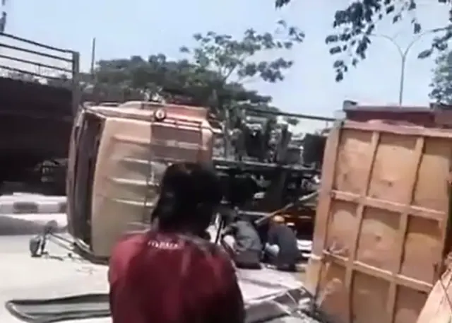 Kecelakaan di Jalan Tambakaji Ngaliyan: Truk Muatan Sirtu Terguling, Lalu Lintas Sempat Tersendat