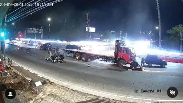 Rekaman CCTV Detik-detik Truk Hantam 4 Mobil dan 9 Motor di Exit Tol Bawen