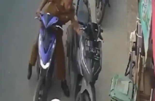 Kelewat Nekat! Viral ASN Curi HP Anak SMA Pakai Sepeda Motor Tanpa Plat Nomor