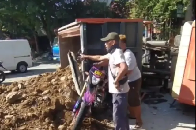 Kecelakaan di Jalan Tugu Tambakaji, Pengendara Honda CRF Tertimpa Truk Pasir Berhasil Dievakuasi