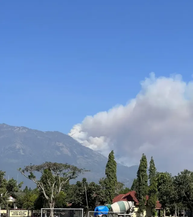 Kebakaran Gunung Lawu, Kepulan Asap Terlihat Hingga Magetan, Tiupan Angin Kencang Sebabkan Kobaran Api Cepat Menyebar