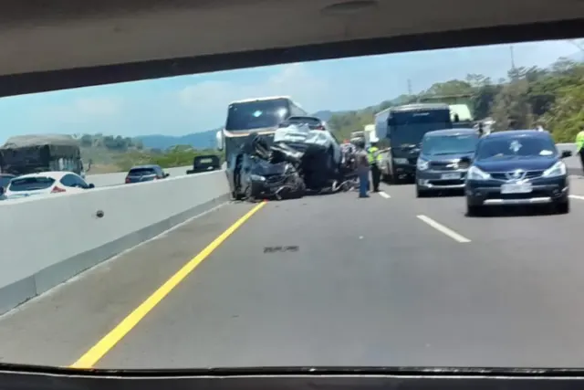 Kecelakaan Beruntun Tol Ungaran Semarang, CR-V Putih Timpa Kendaraan Lain, Jalan Macet Parah