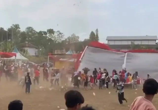 Detik-detik Angin Puting Beliung Terjang Acara UMKM di Gedawang Banyumanik, Tenda sampai Roboh
