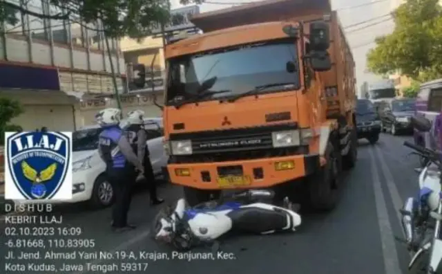 Tidak Mau Ditertibkan, Truk Tabrak Petugas Dinhub di Kudus
