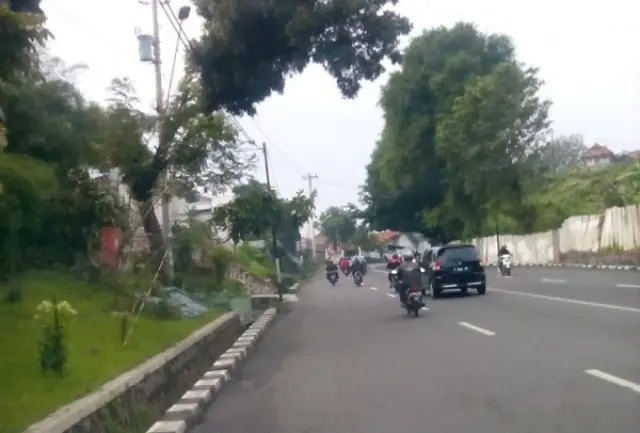 Kondisi Jalan di Tanjakan Tanah Putih Sering Tergenang Air, Warga Khawatir Bahayakan Pengendara