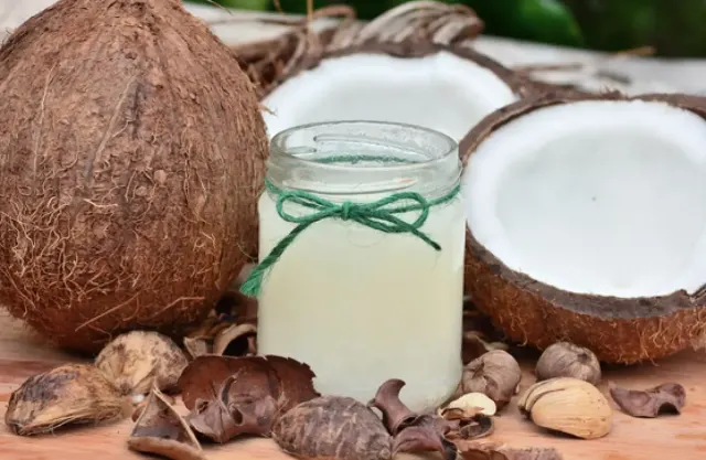Manfaat Minyak Kelapa, Lebih Sehat Mana Dibandingkan dengan Minyak Goreng Biasa?