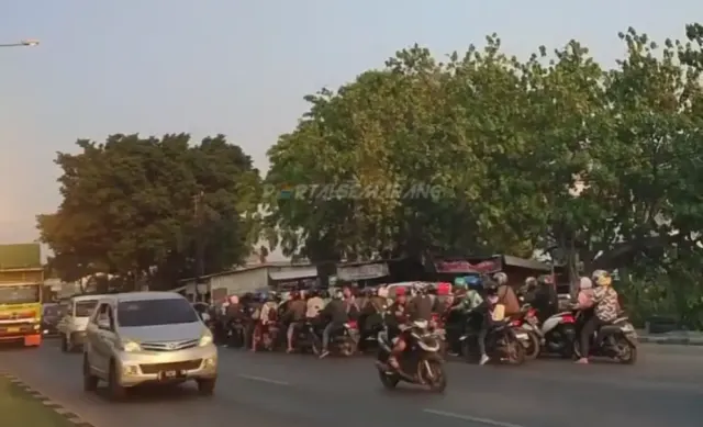 Aksi Massal Pemotor Nekat Lawan Arah di Genuk, Beralasan Macet karena Perbaikan Jalan