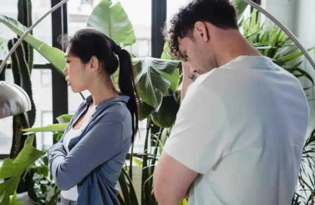 Serupa Tapi Tak Sama, Apa Bedanya Stonewalling dan Silent Treatment?