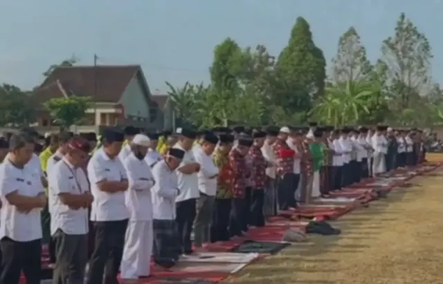 Ikut Salat Istisqa, Mbak Ita: Minta Hujan Turun untuk Padamkan Kebakaran di TPA Jatibarang