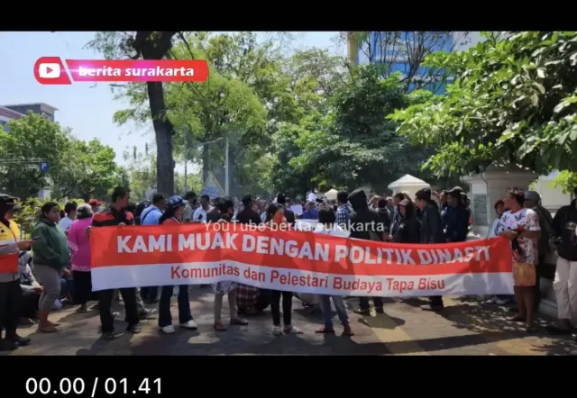 Aksi Tapa Bisu di Depan Rumah Dinas Gibran Rakabuming, Warga Mengaku Muak Politik Dinasti
