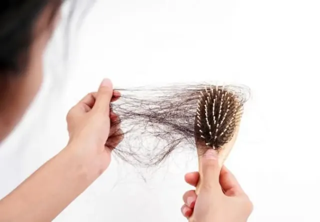 Duh! 7 Kebiasaan Ini Bikin Rambut Rontok Lho, Salah Satunya Mandi Air Hangat