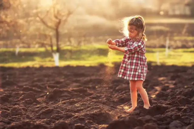 Manfaat Barefoot atau Nyeker pada Anak, Bisa Bikin Si Kecil Lahap Makan