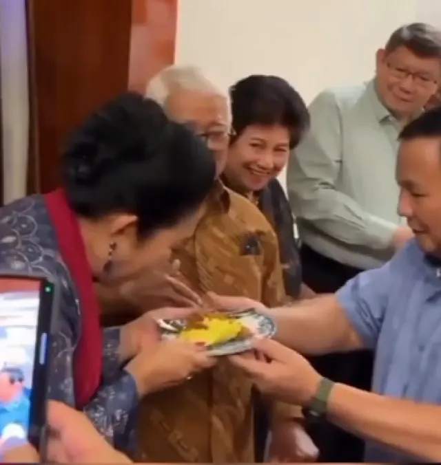 Bikin Baper, Viral Momen Prabowo Subianto Kasih Tumpeng Ulang Tahun ke Titiek Soeharto