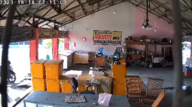 Terekam CCTV Aksi 2 Maling Ikan di TPI Mangkang Kulon, Bawa Kabur 1 Ikan Besar