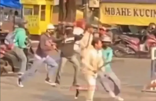 Kreak Berulah Lagi di Jalan Suratmo, Segerombolan Siswa Tawuran Bawa Senjata Tajam
