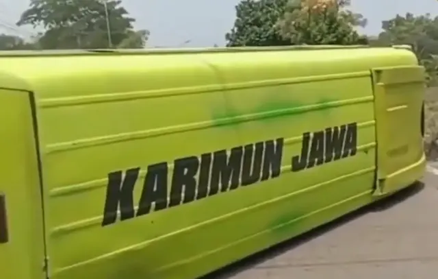 Kecelakaan di Salib Putih Salatiga: Mobil Elf Rombongan Santri Terguling, Diduga Rem Blong