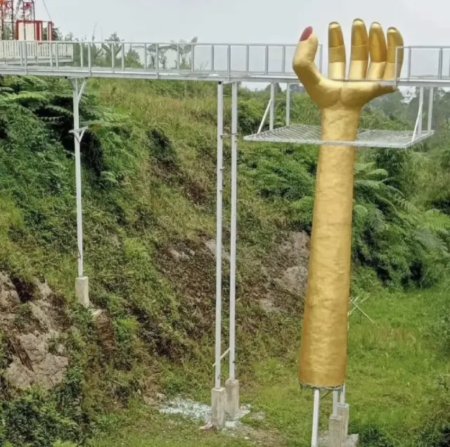 Jembatan Kaca The Geong Limpakuwus Banyumas Pecah, 1 Wisatawan Tewas, Netizen: New Fear UNLOCKED!