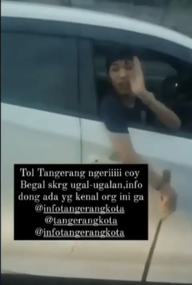 Ngeri! Viral Video Diduga Begal Tol Naik Mobil Brio Putih, Ancam Pengguna Jalan Lain Pakai Parang