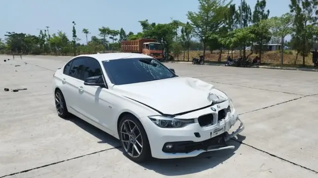 Adu Banteng BMW vs Motor Bebek di POJ City Marina, 1 Orang Tak Sadarkan Diri