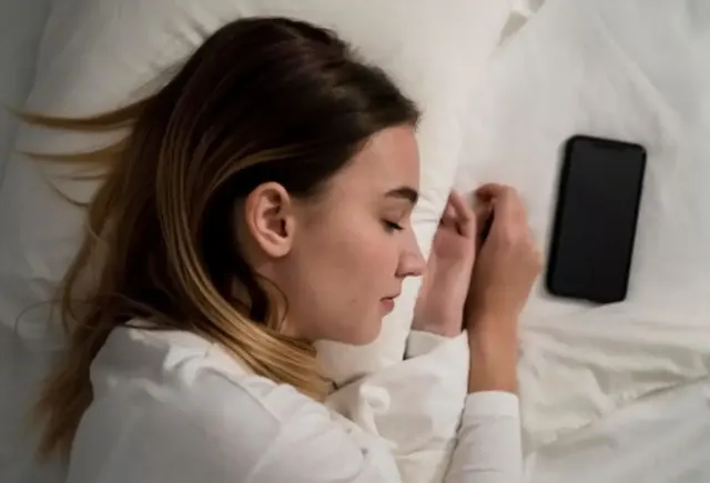 Masih Bandel? Ini Loh Dampak Bagi Kalian yang Sering Tidur Dekat HP, Termasuk Sebabkan Gangguan Hubungan