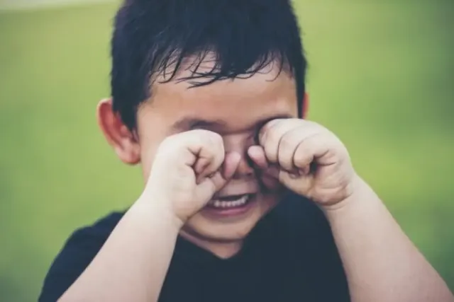 Jangan Larang Anak Laki-laki Menangis! Ternyata Ini Alasannya