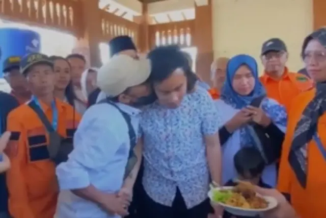 Terjadi Lagi! Gibran Rakabuming Dicium Pria Berkumis, Publik: Season 2