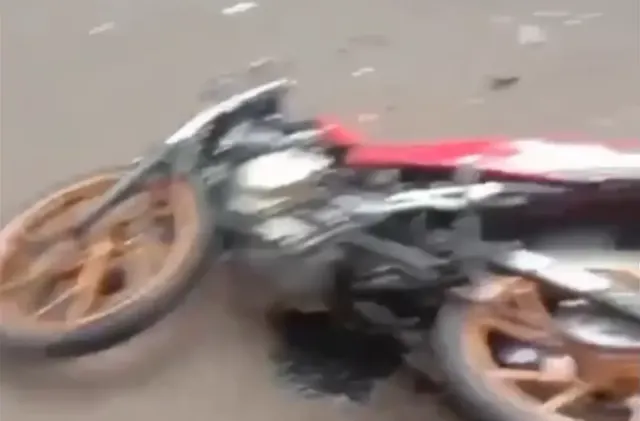 Kronologi Adu Banteng Motor vs Mobil di Karetan Sembir: Pemotor Nyetting, Mobil Keluar Marka Jalan
