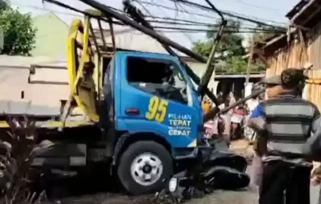 Kecelakaan Beruntun 2 Truk dan 4 Motor di Sragen: 1 Orang Tewas, 8 Orang Luka