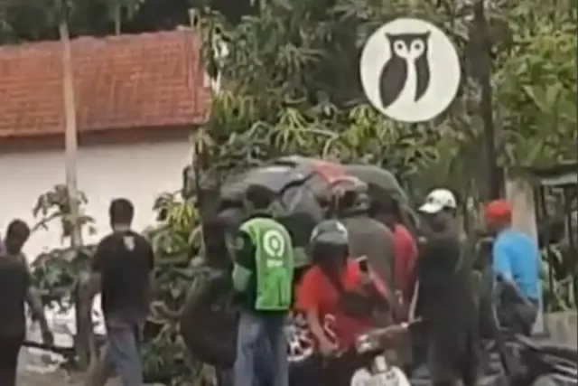 Kecelakaan di Turunan Tanah Putih: Mobil Nyungsep ke Parit